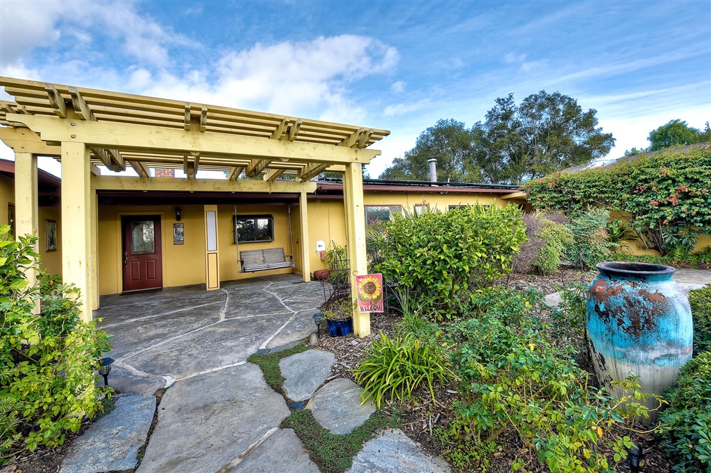 1067 Overbrook Lane Fallbrook, CA 92028 - Photo 2 of 25 Gallery Image 2