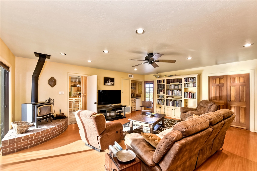 1067 Overbrook Lane Fallbrook, CA 92028 - Photo 5 of 25 Gallery Image 5
