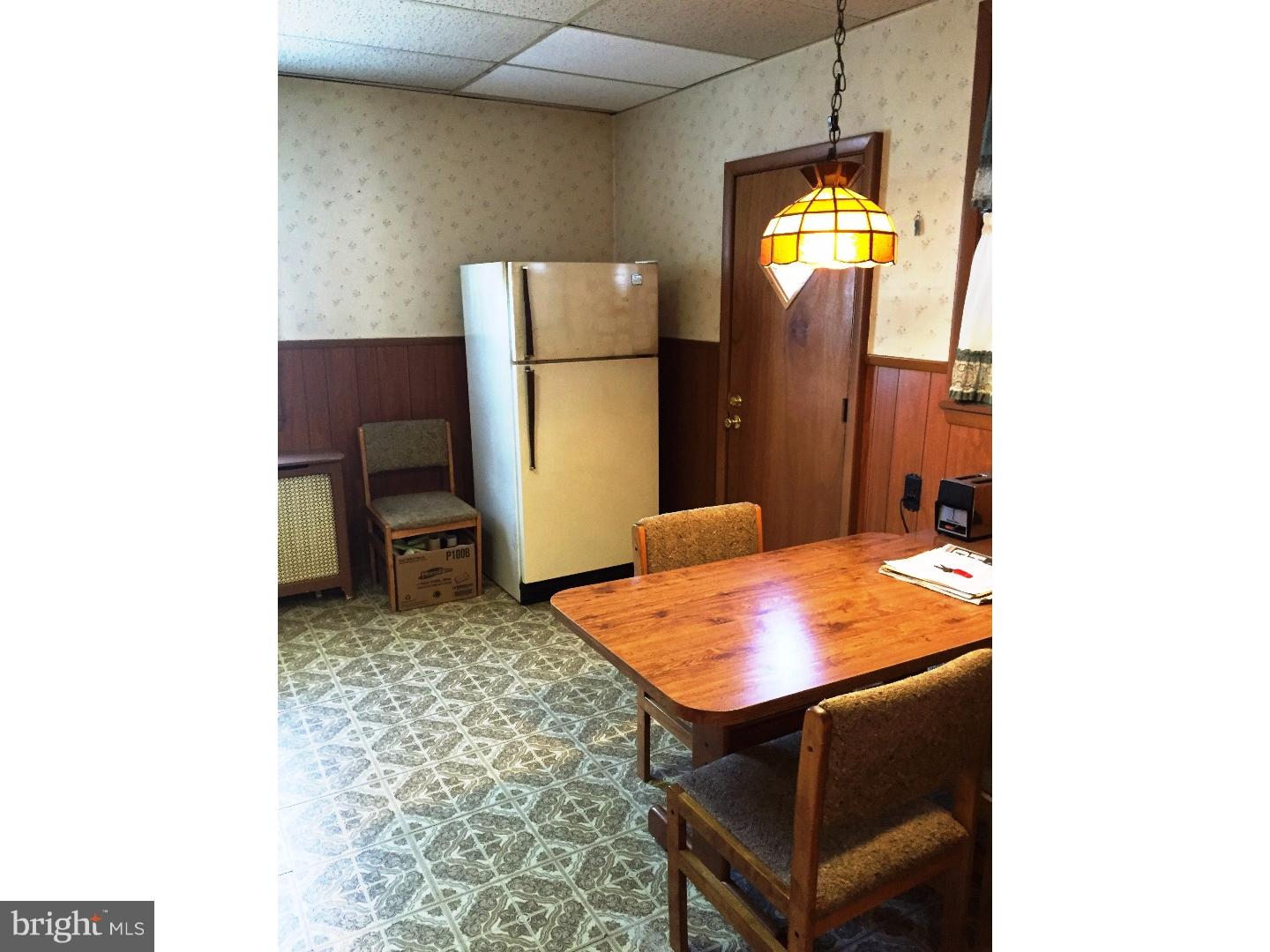 294 Sanford Road Upper Darby, PA 19082 - Photo 6 of 20 a room with a table and chairs