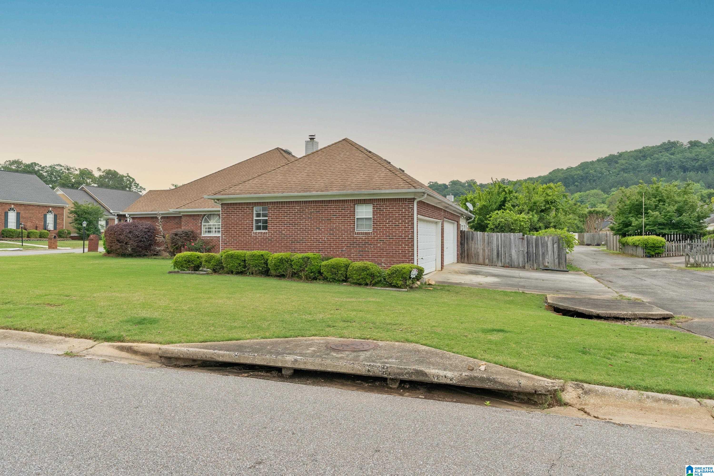 100 Stratford Circle Pelham, AL 35124 - Photo 3 of 32