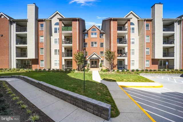 $1,800 | 3307 Wyndham Circle, Unit 3165, Alexandria, VA 22302