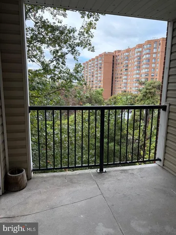 $1,800 | 3307 Wyndham Circle, Unit 3165, Alexandria, VA 22302