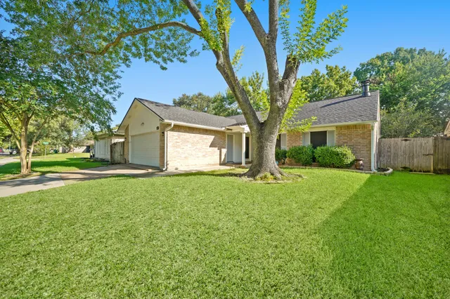a view of a house with yard and tree s