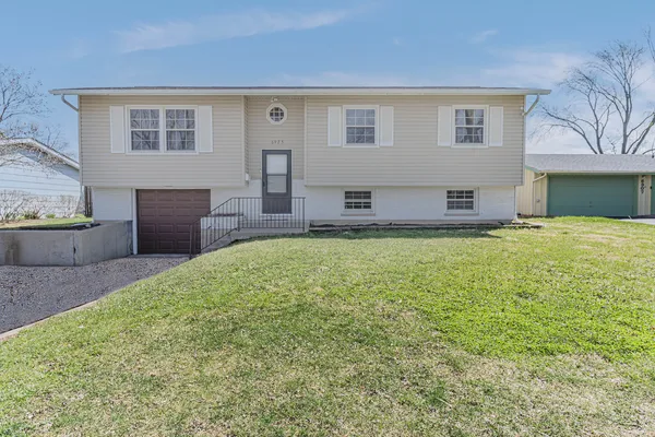$379,900 | 6925 Edgebrook Lane, Hanover Park, IL 60133