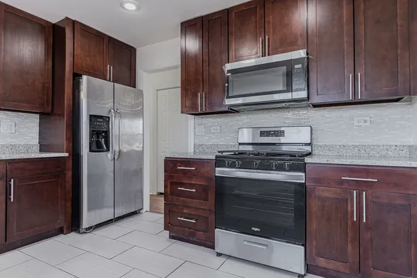$379,900 | 6925 Edgebrook Lane, Hanover Park, IL 60133