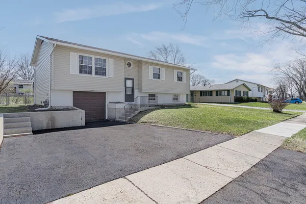 $379,900 | 6925 Edgebrook Lane, Hanover Park, IL 60133
