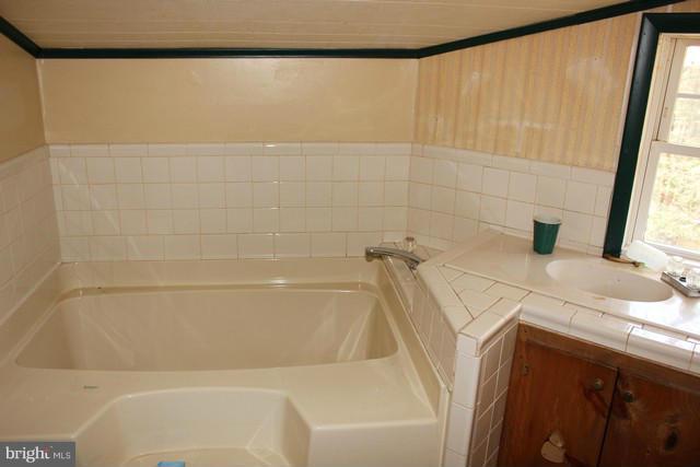 199 Dale Road Biglerville, PA 17307 - Photo 8 of 15 Bath
