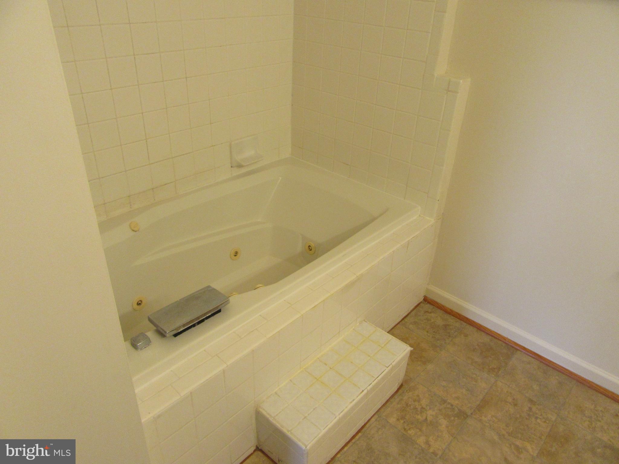 11006 Koman Circle, Unit 104 Manassas, VA 20109 - Photo 24 of 39 Primary bath with soaking tub