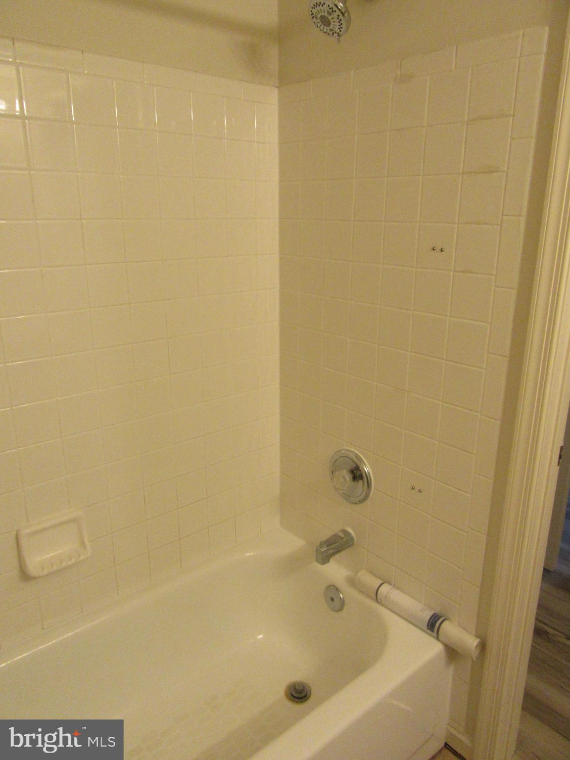 11006 Koman Circle, Unit 104 Manassas, VA 20109 - Photo 31 of 39 Guest bath tubwith shower