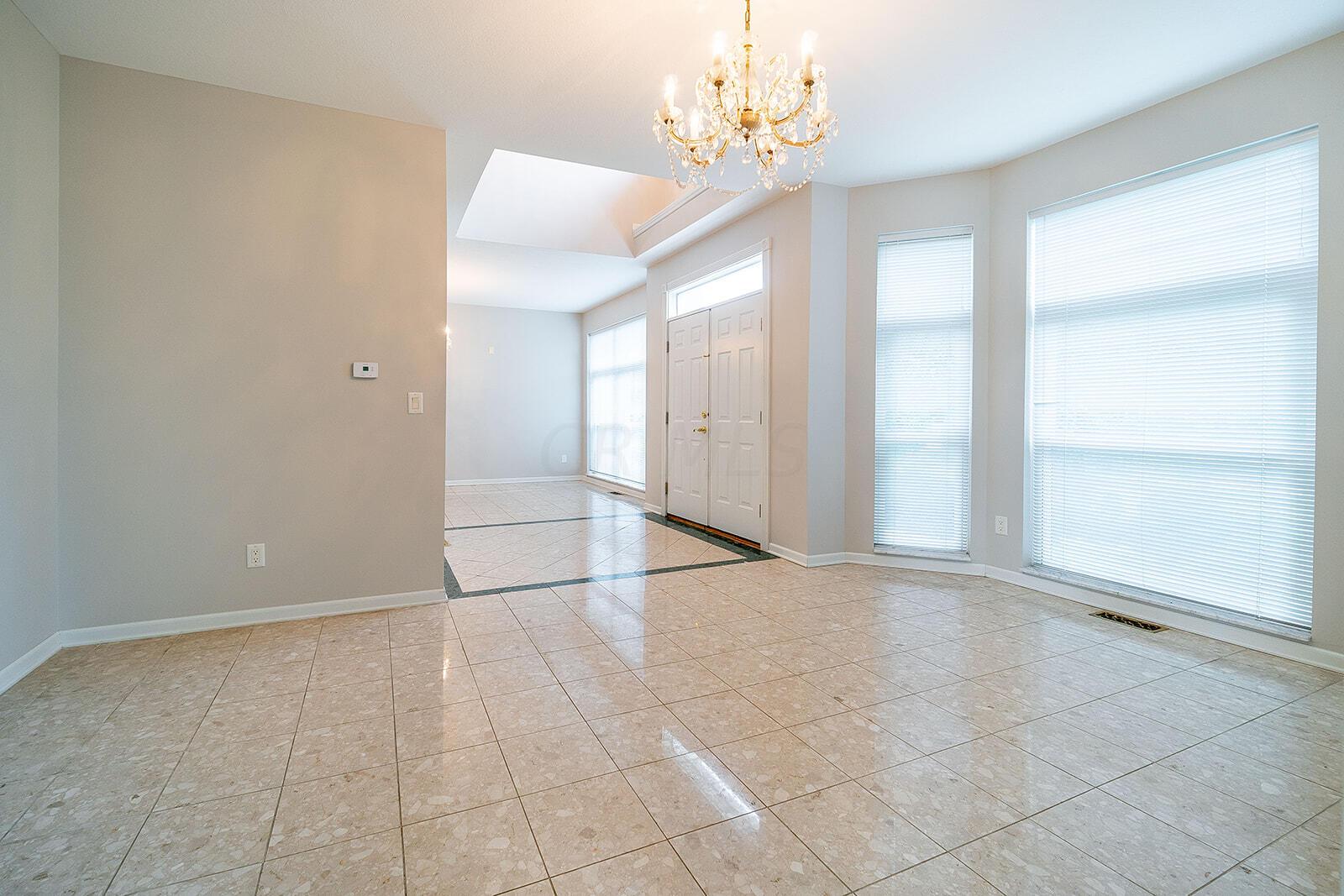 6263 Post Road Dublin, OH 43017 - Photo 11 of 79 Living room