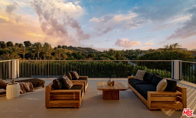 a view of sitting area with furniture