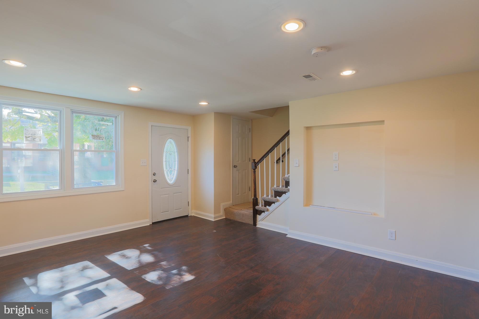 1219 Wicklow Road Baltimore, MD 21229 - Photo 6 of 30 Living Room