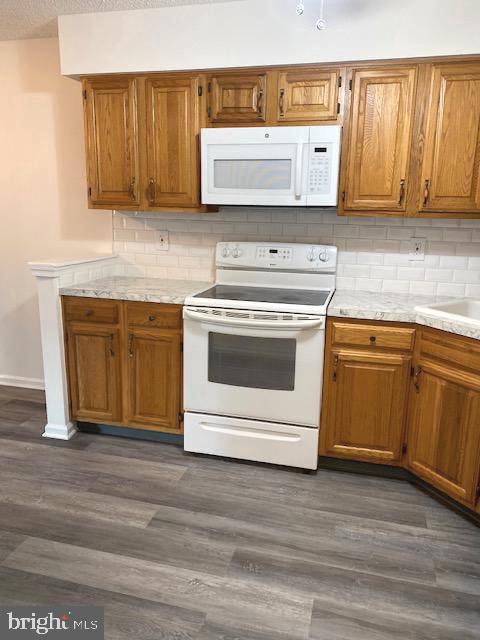 17 Pickwick Place, Unit 17 Sewell, NJ 08080 - Photo 9 of 26 Electric cooktop and microwave oven