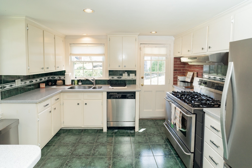 37 Locksley Road Lynnfield, MA 01940 - Photo 9 of 32 Gallery Image 9