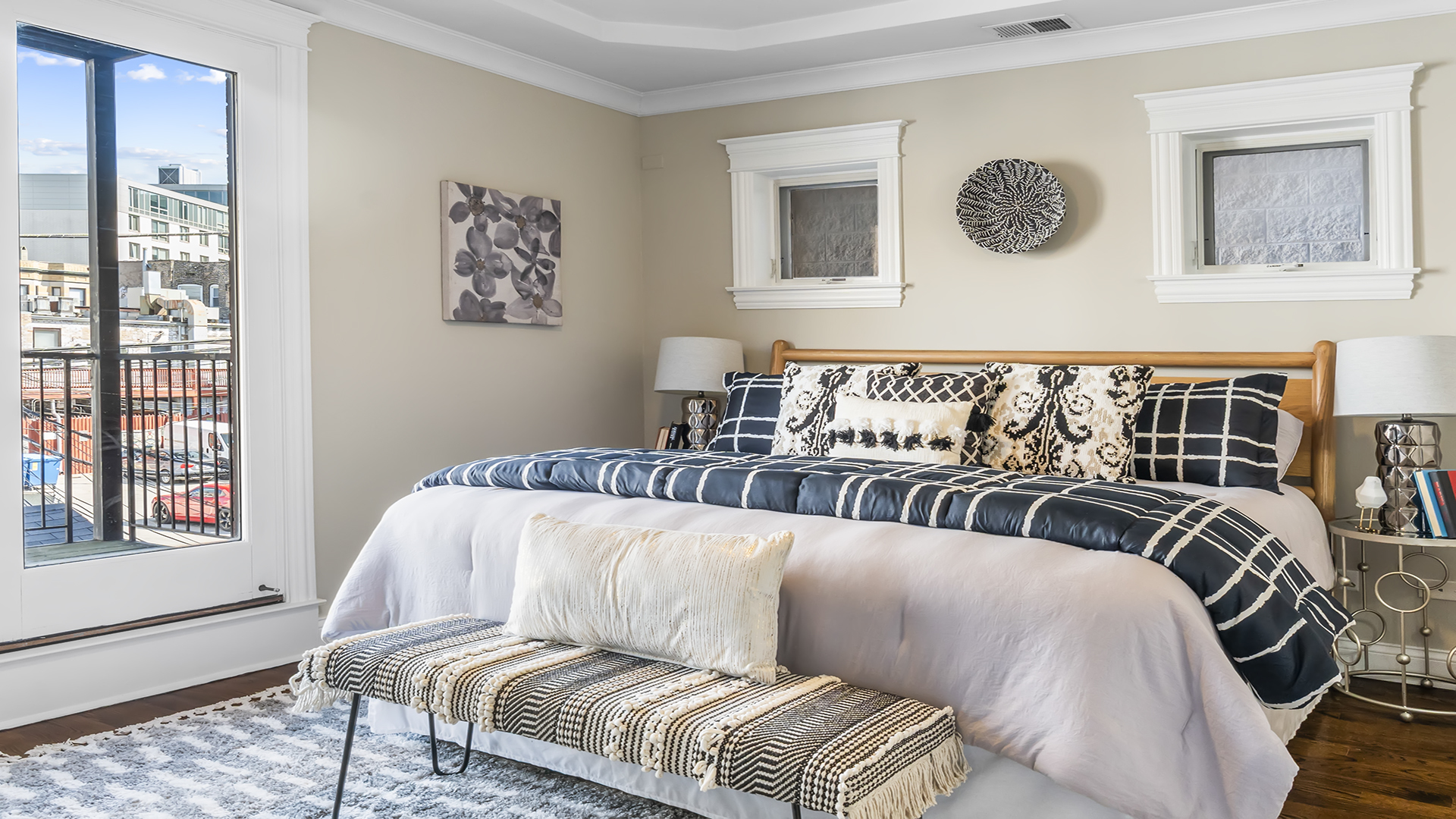 912 West Fletcher Street, Unit 2 Chicago, IL 60657 - Photo 22 of 29 a living room with furniture