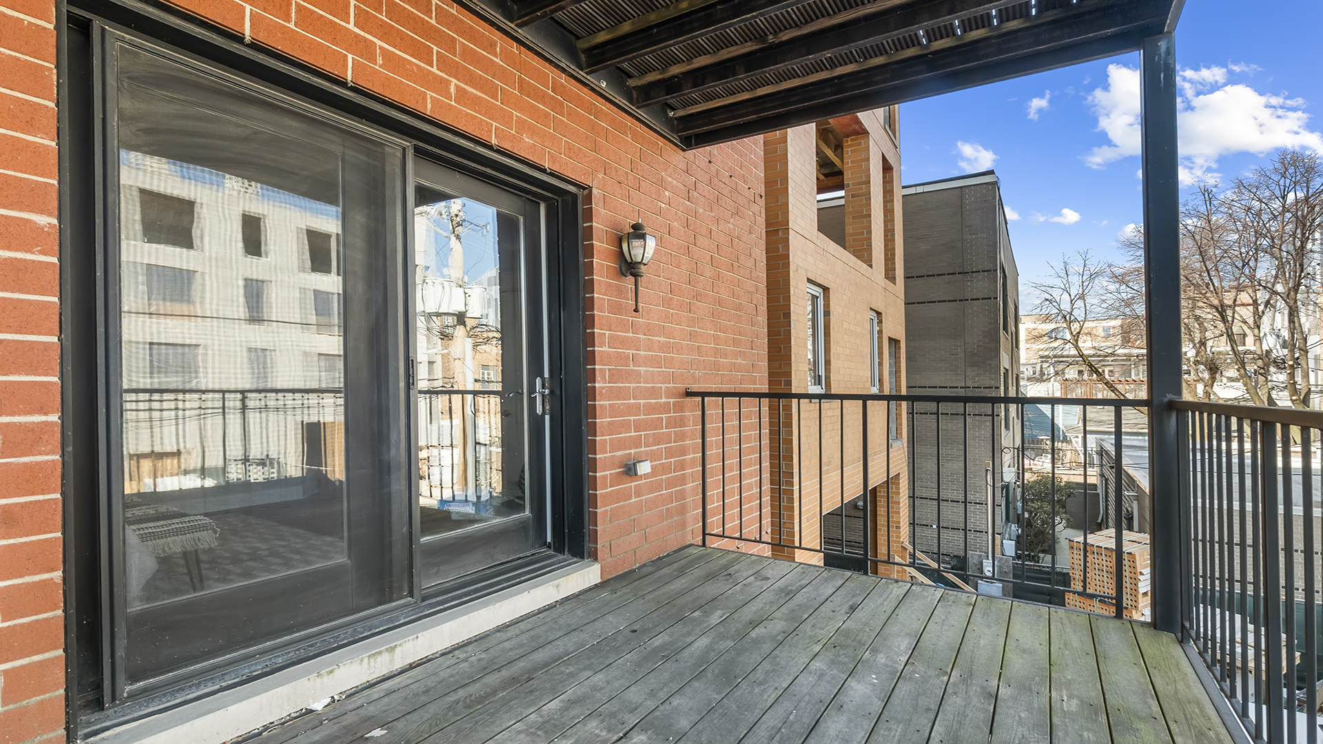912 West Fletcher Street, Unit 2 Chicago, IL 60657 - Photo 28 of 29 a view of wooden balcony