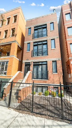 $669,000 | 912 West Fletcher Street, Unit 2, Chicago, IL 60657