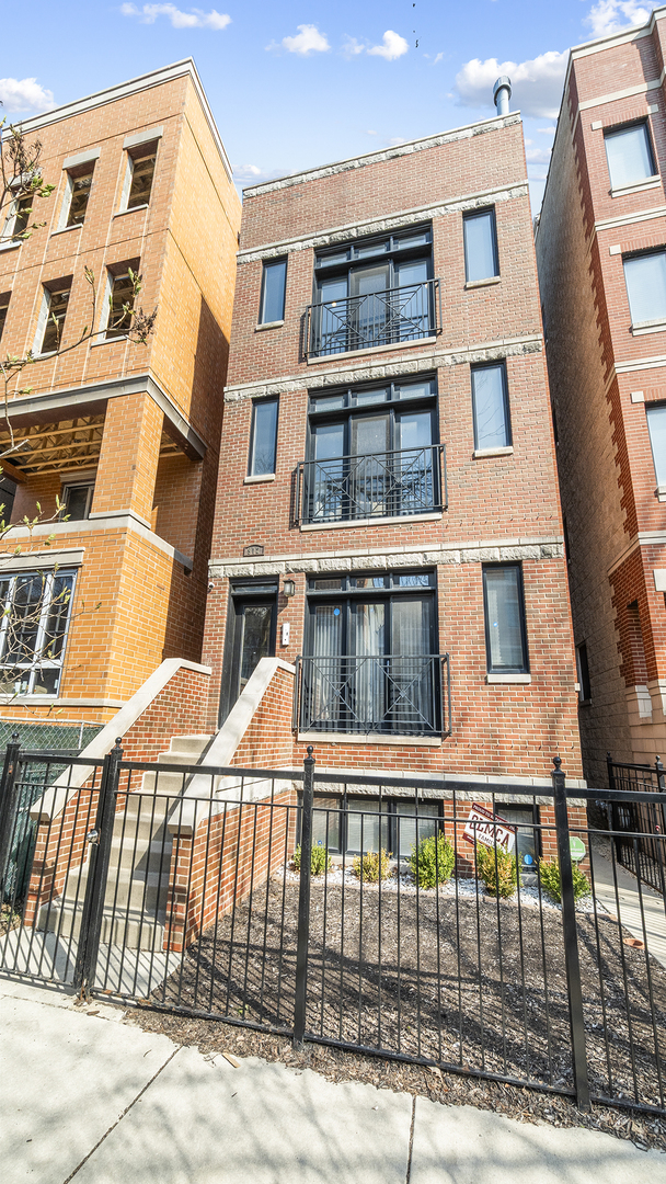 912 West Fletcher Street, Unit 2 Chicago, IL 60657 - Photo 3 of 29 front view of a building