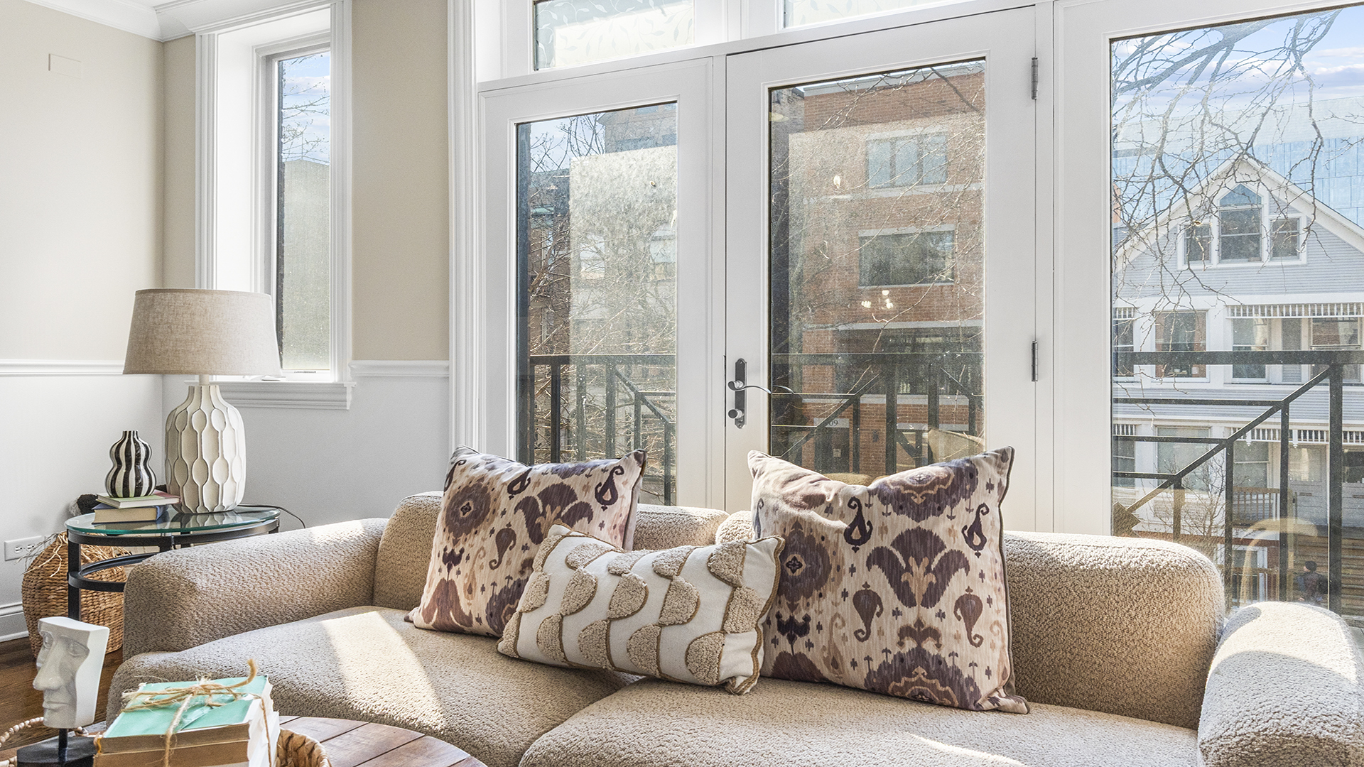 912 West Fletcher Street, Unit 2 Chicago, IL 60657 - Photo 7 of 29 a living room with furniture and a lamp
