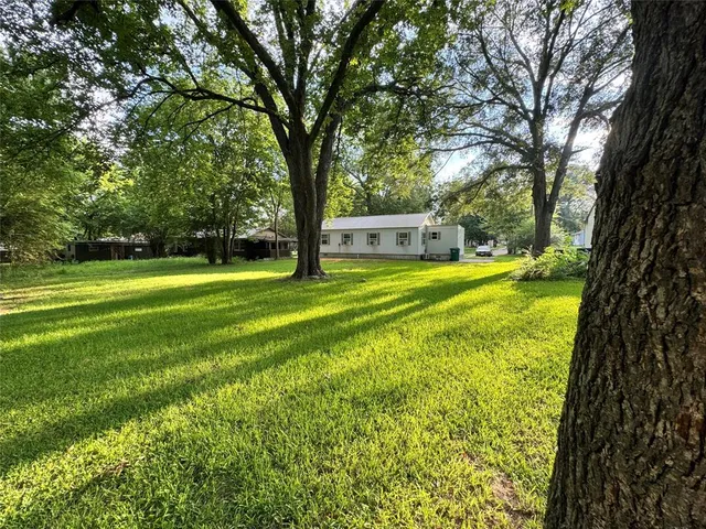 a view of a yard in front of a house