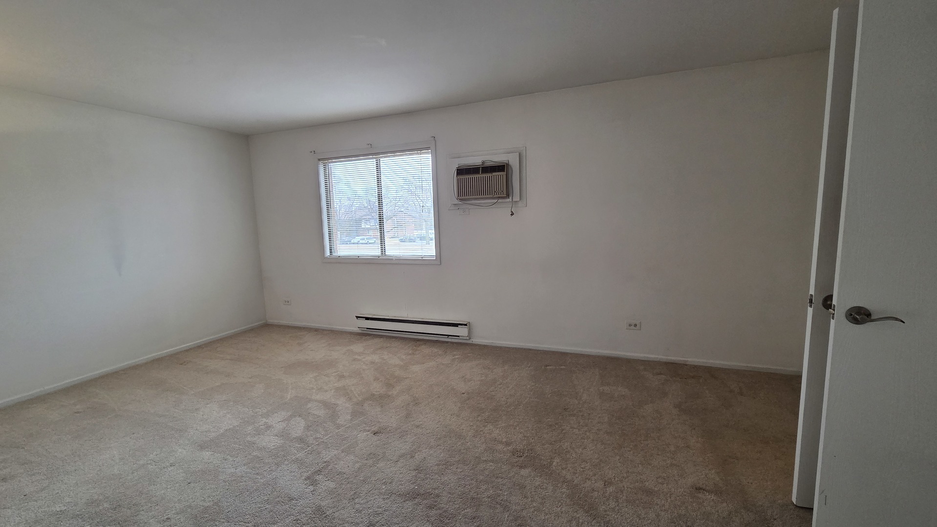 627 South Virginia Road, Unit 212 Crystal Lake, IL 60014 - Photo 9 of 15 an empty room with a window