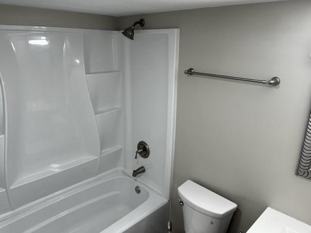1800 Lavaca Street, Unit 607 Austin, TX 78701 - Photo 22 of 22 a bathroom with a toilet and a tub