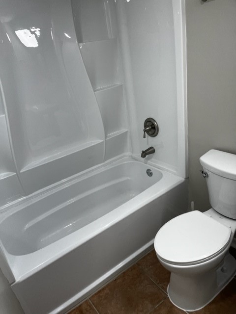1800 Lavaca Street, Unit 607 Austin, TX 78701 - Photo 8 of 22 a bathroom with a toilet and a bathtub