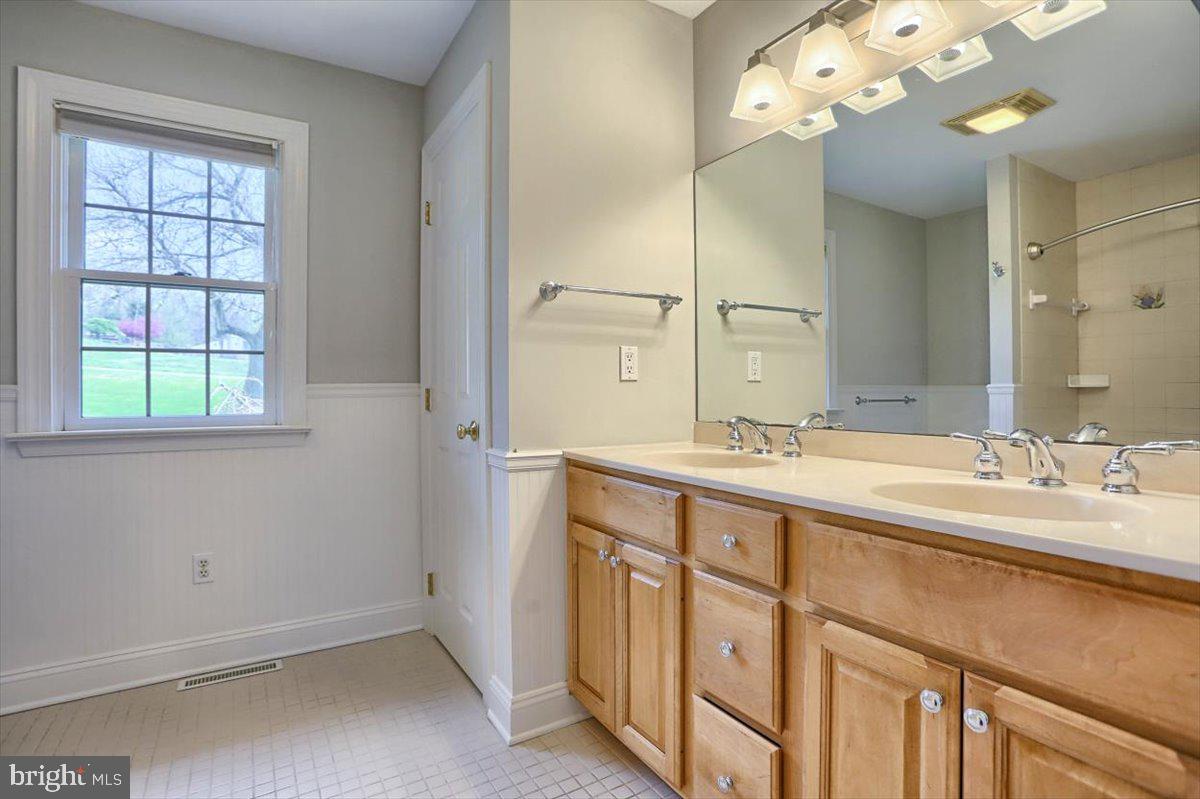 467 Old Stage Road Lewisberry, PA 17339 - Photo 25 of 44 Primary en suite