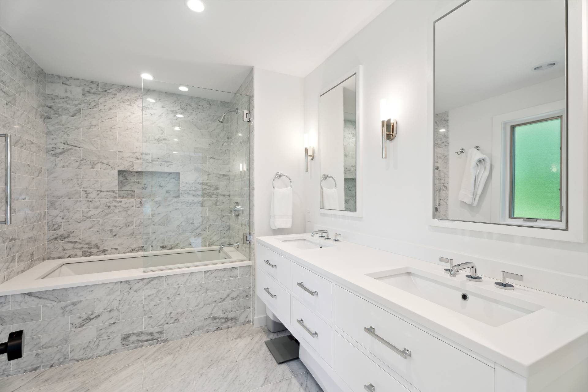 31 East Gate Road Wainscott, NY 11975 - Photo 10 of 20 a bathroom with a double vanity sink mirror double and bathtub