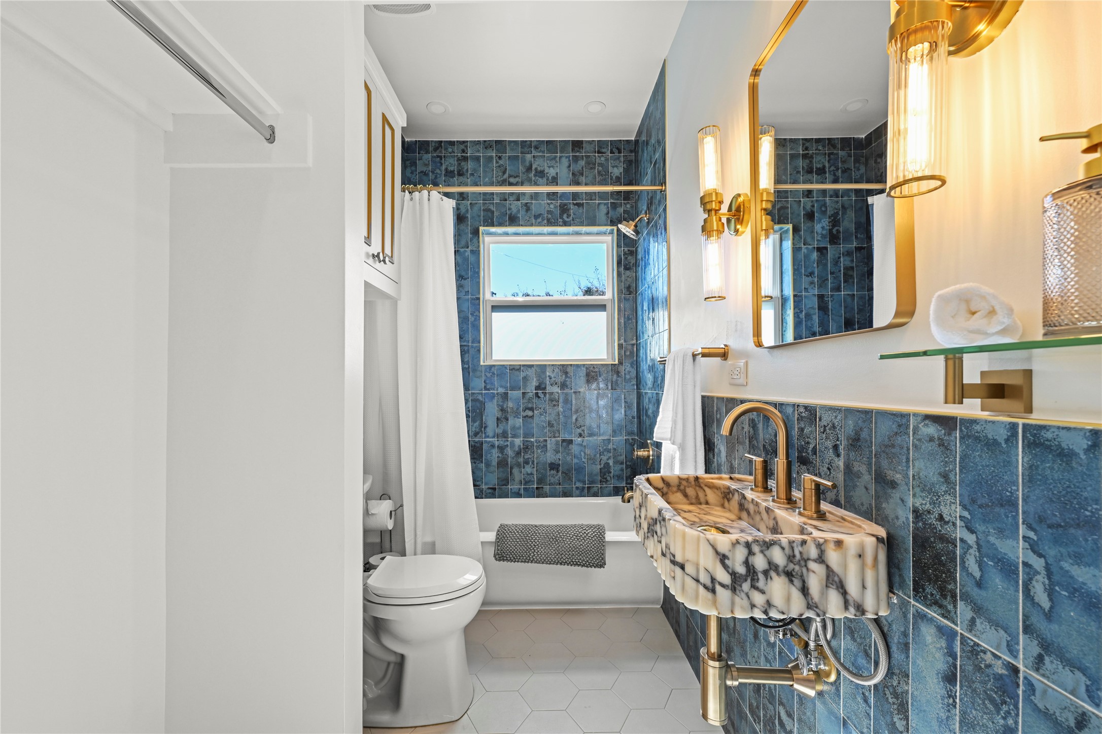 808 Sul Ross Street, Unit 6 Houston, TX 77006 - Photo 11 of 17 a living room with furniture and a large window