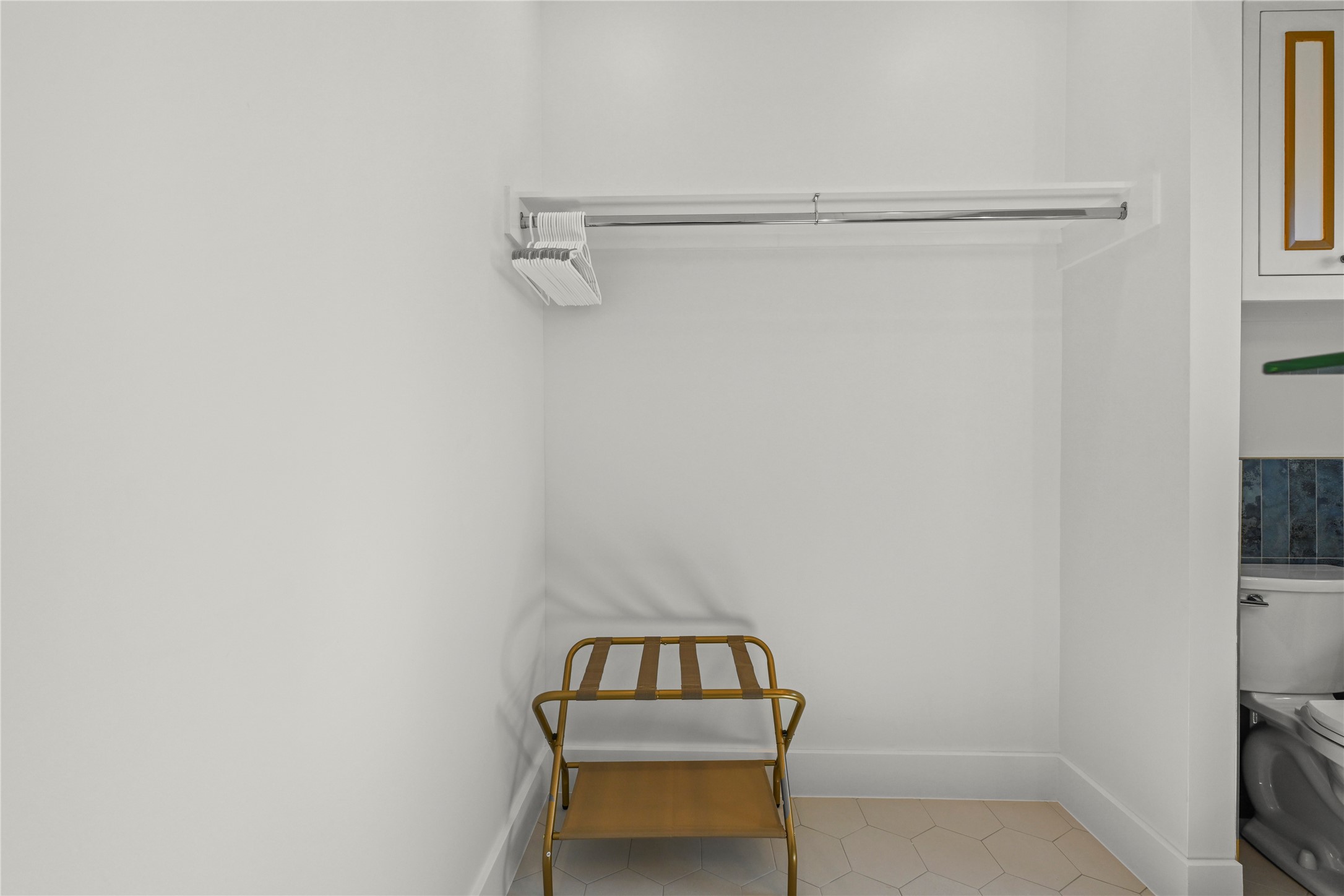 808 Sul Ross Street, Unit 6 Houston, TX 77006 - Photo 13 of 17 a room with a table and a mirror