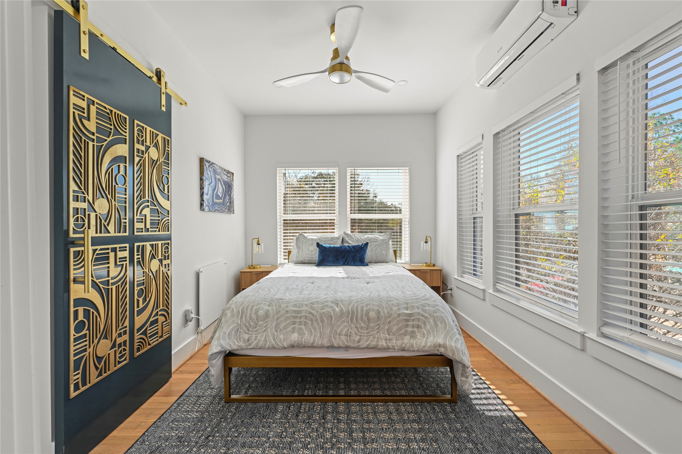 808 Sul Ross Street, Unit 6 Houston, TX 77006 - Photo 14 of 17 a bedroom with a bed and a window