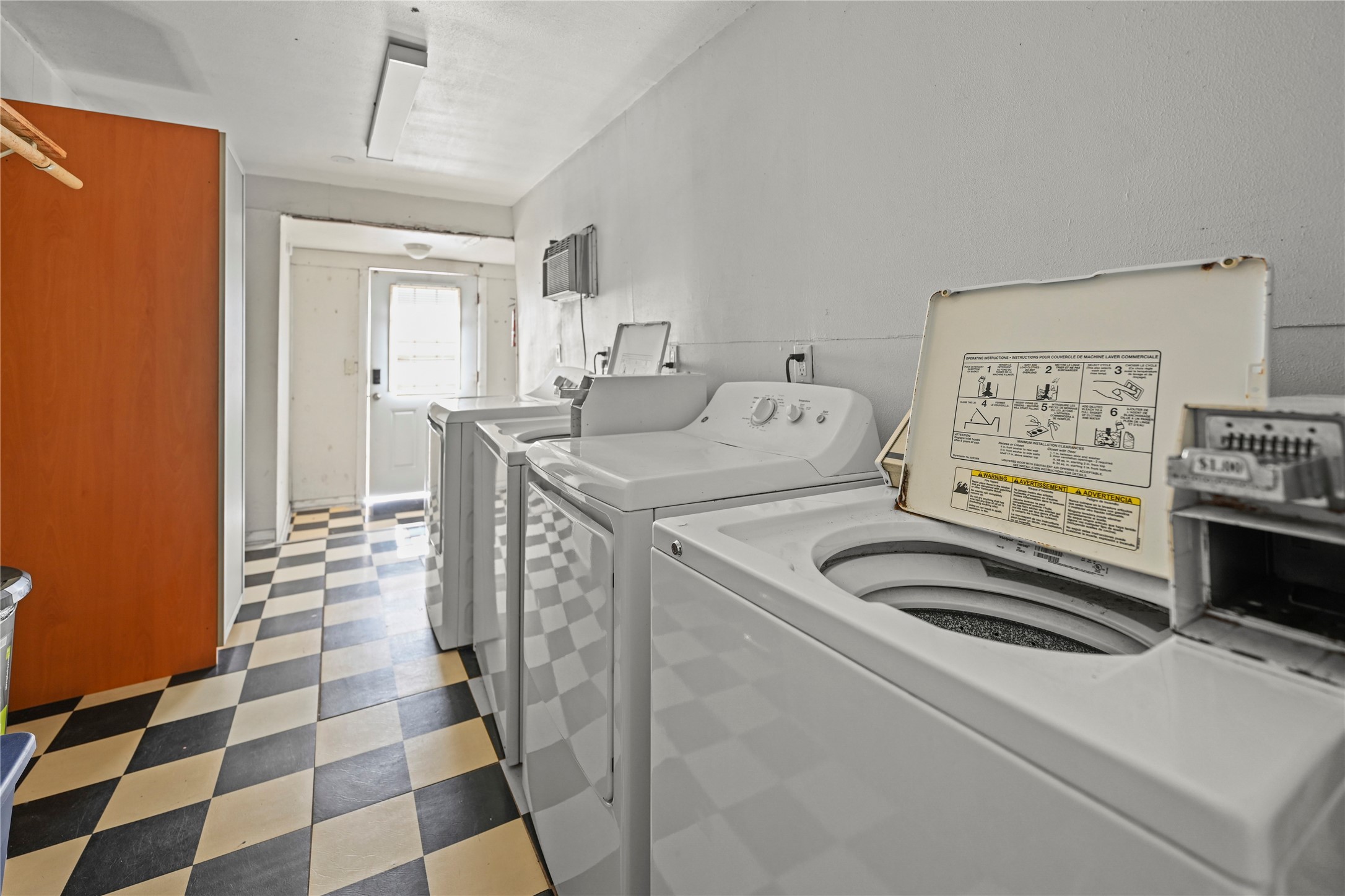 808 Sul Ross Street, Unit 6 Houston, TX 77006 - Photo 4 of 17 a kitchen with a stove a sink and a refrigerator