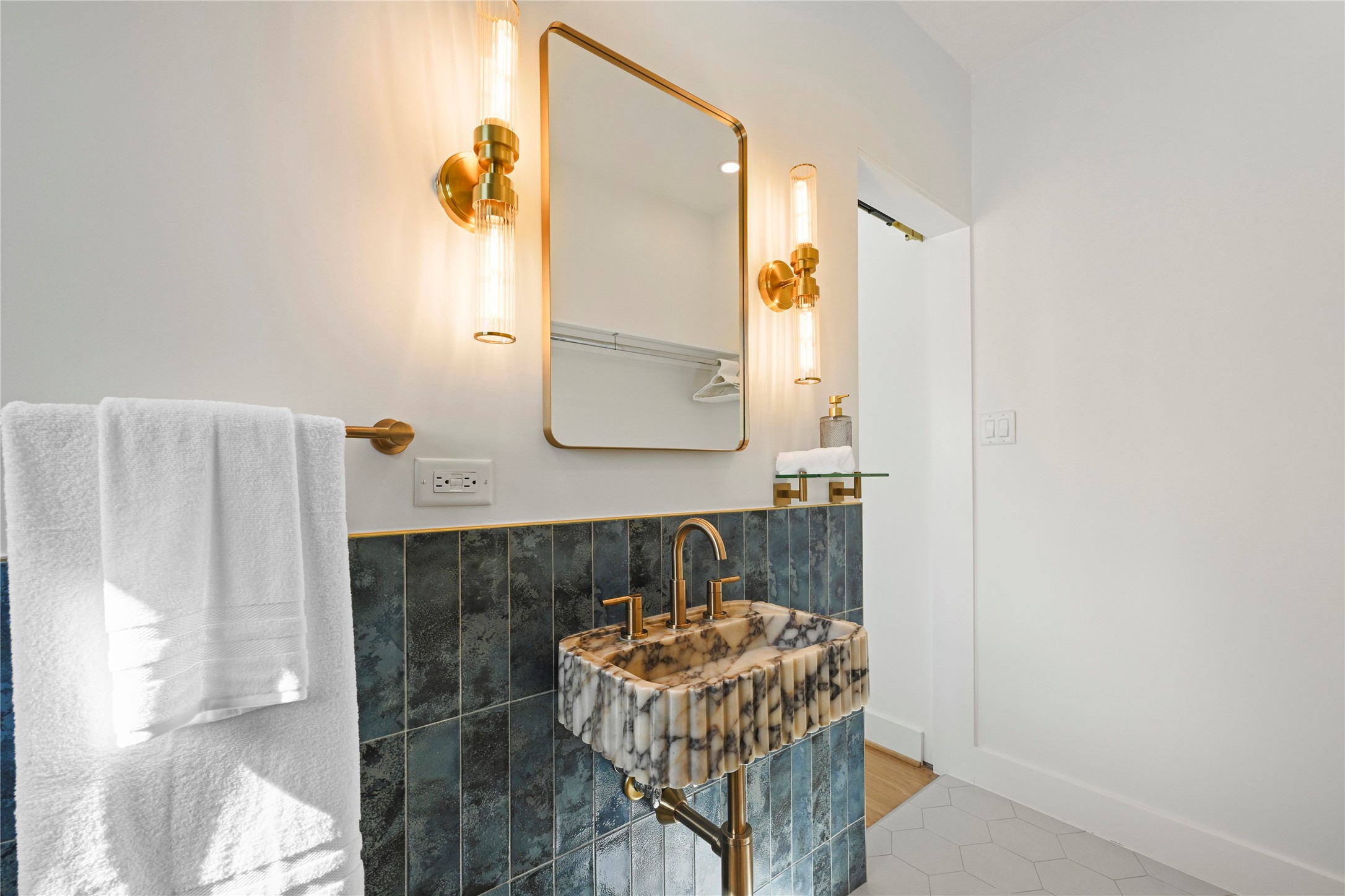 808 Sul Ross Street, Unit 6 Houston, TX 77006 - Photo 8 of 17 a bathroom with a sink and a mirror