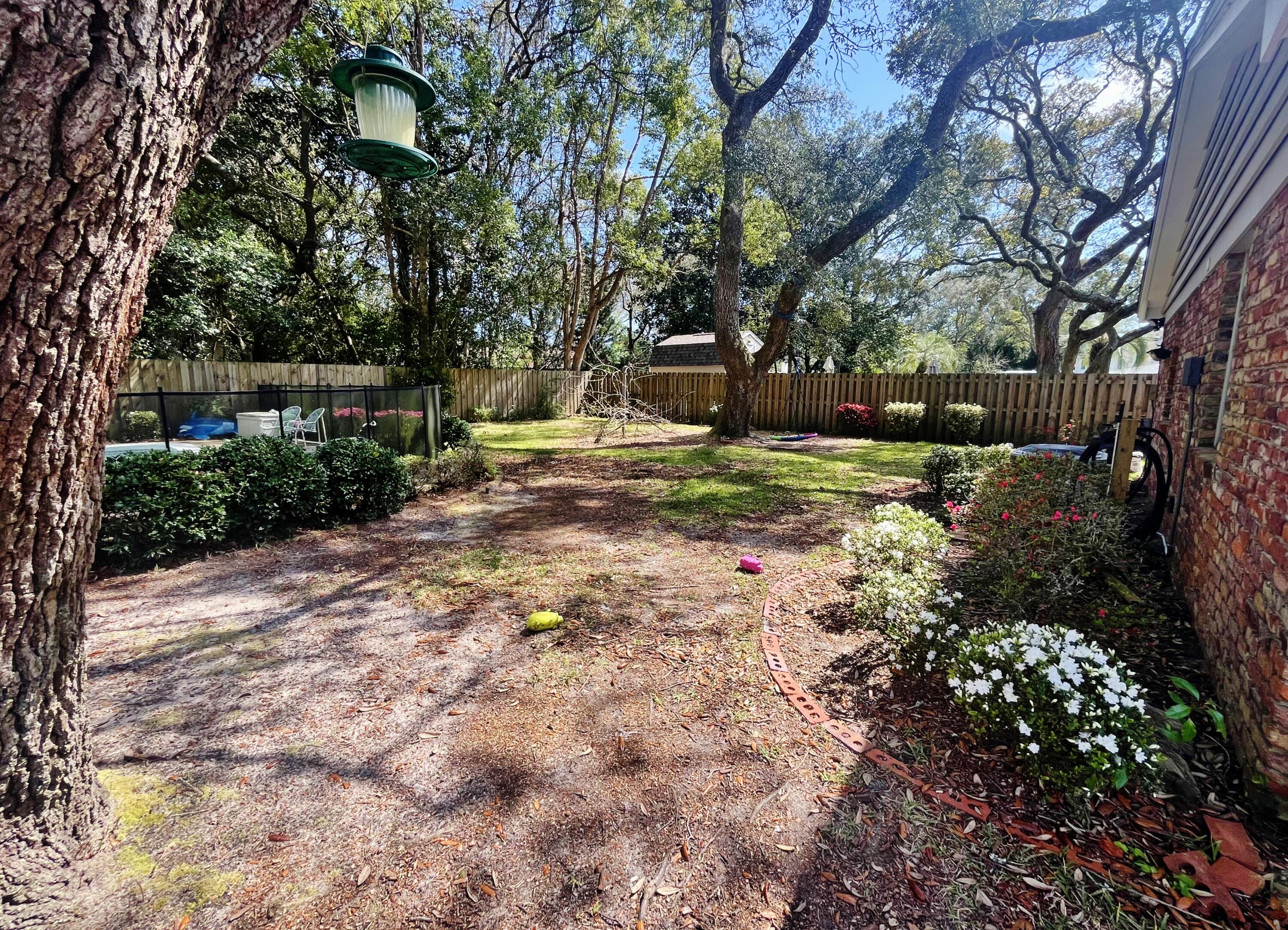 64 Linwood Road Northwest Fort Walton Beach, FL 32547 - Photo 29 of 40 Yard looking to the right