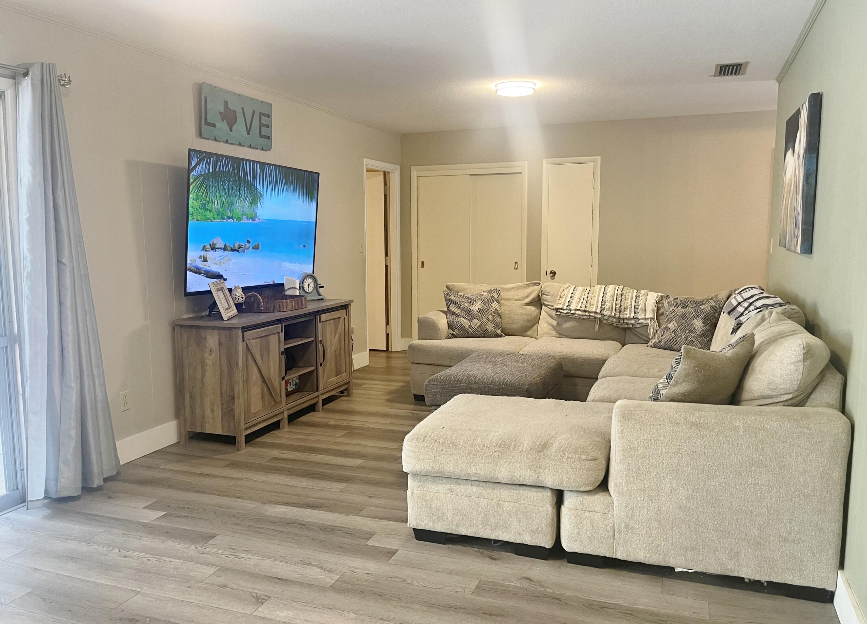 64 Linwood Road Northwest Fort Walton Beach, FL 32547 - Photo 6 of 40 Living Room towards Hall way