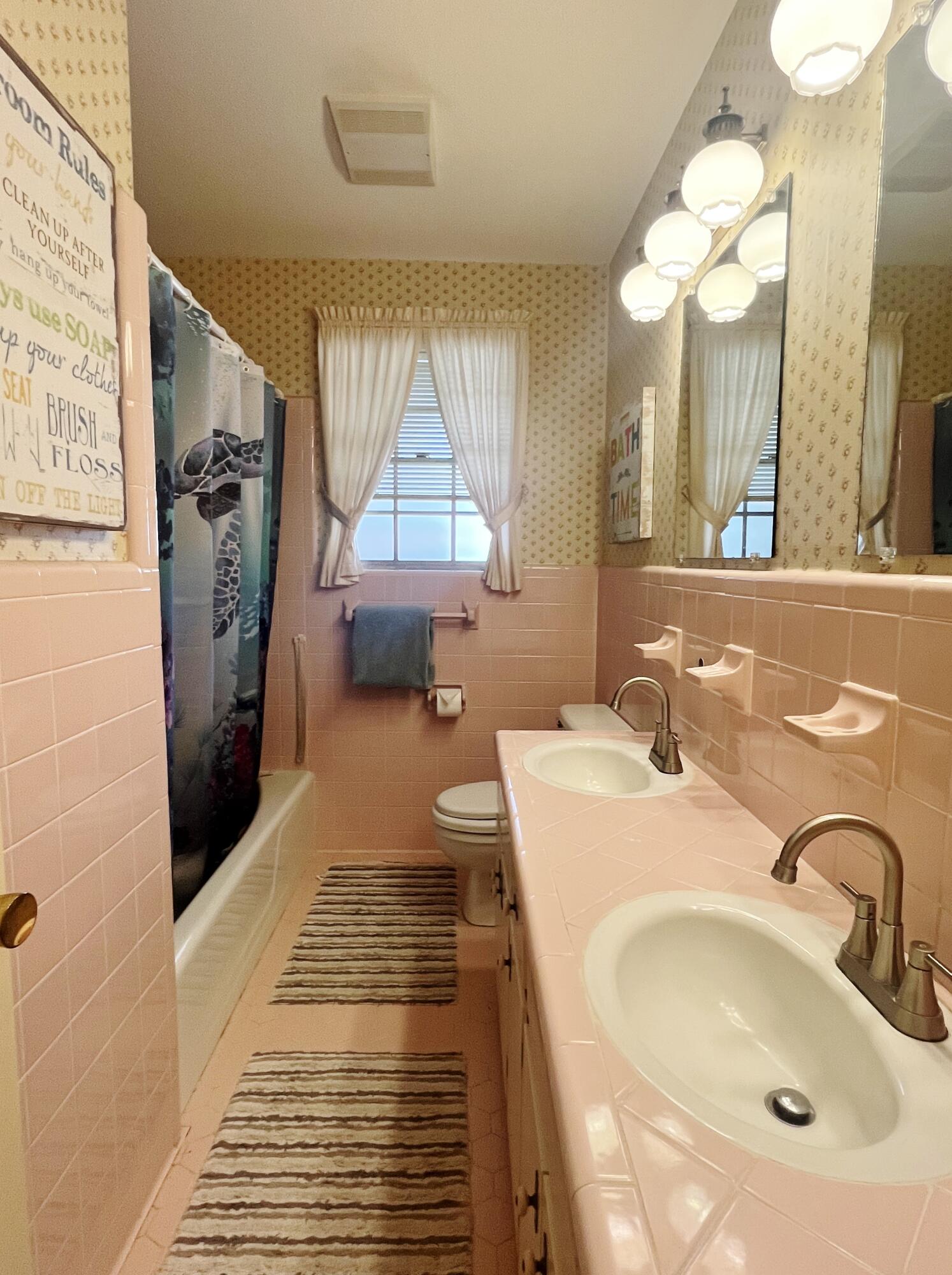 64 Linwood Road Northwest Fort Walton Beach, FL 32547 - Photo 9 of 40 Fun Vintage Hall Bath w/Dbl vanities