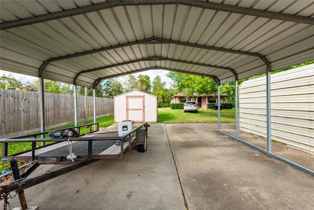 a view of yard with green space