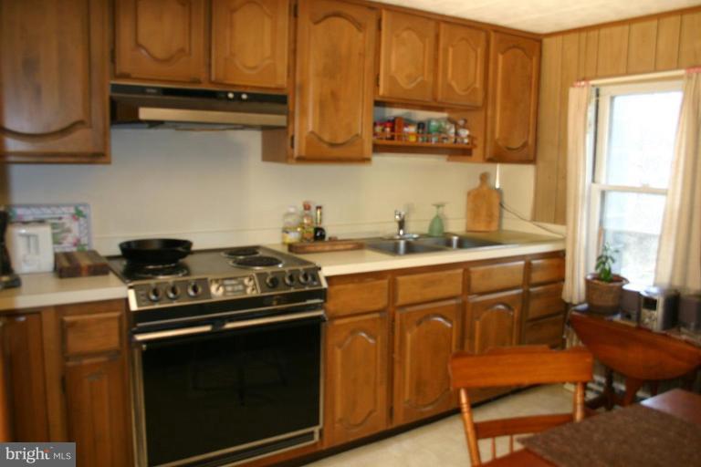 55 Walnut Grove Road Elkton, MD 21921 - Photo 6 of 10 COUNTRY KITCHEN