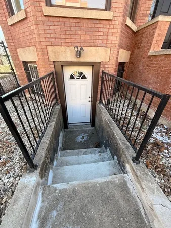 a view of entryway with a balcony