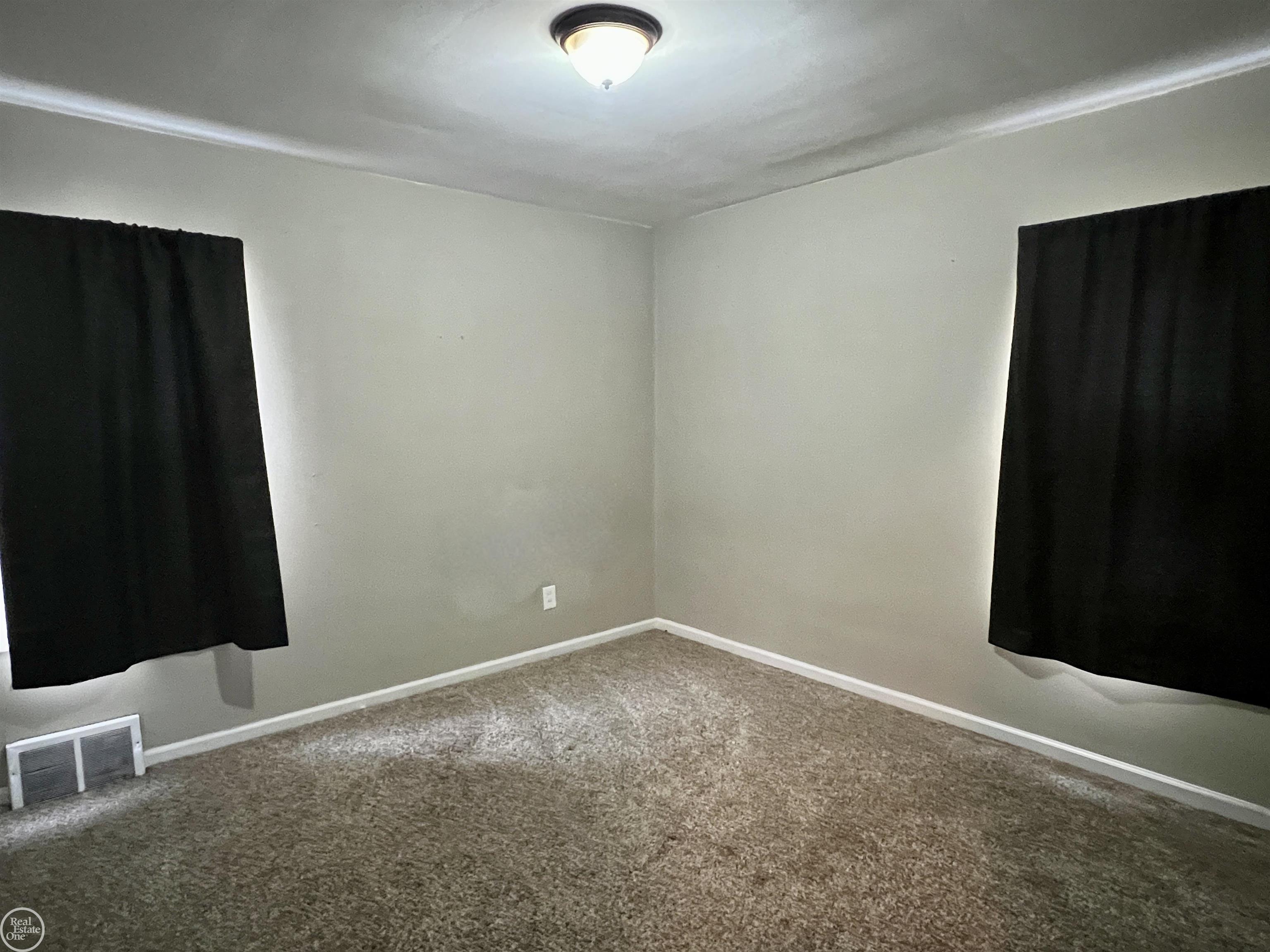 23015 Roxana Avenue Eastpointe, MI 48021 - Photo 12 of 37 50091719-11.JPG
