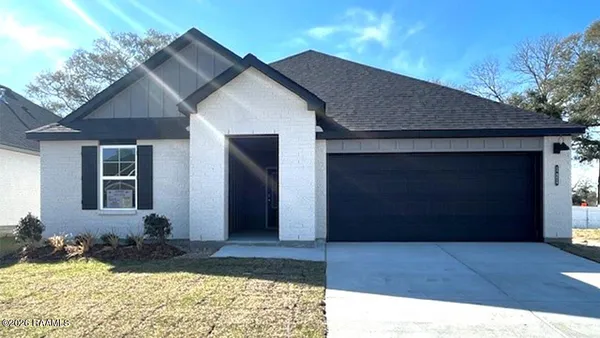 $268,500 | 121 Harvest Falls Drive, Broussard, LA 70518