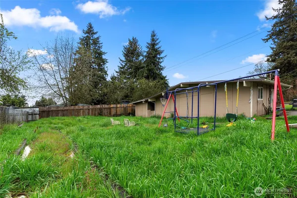 a view of a backyard