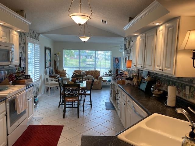 22765 Lake South Drive Foley, AL 36535 - Photo 4 of 11 Kitchen & Dining