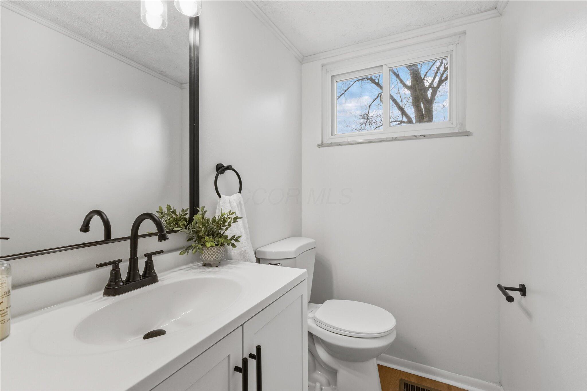 1929 Holly Ridge Road Columbus, OH 43219 - Photo 12 of 41 48-0X6A5687