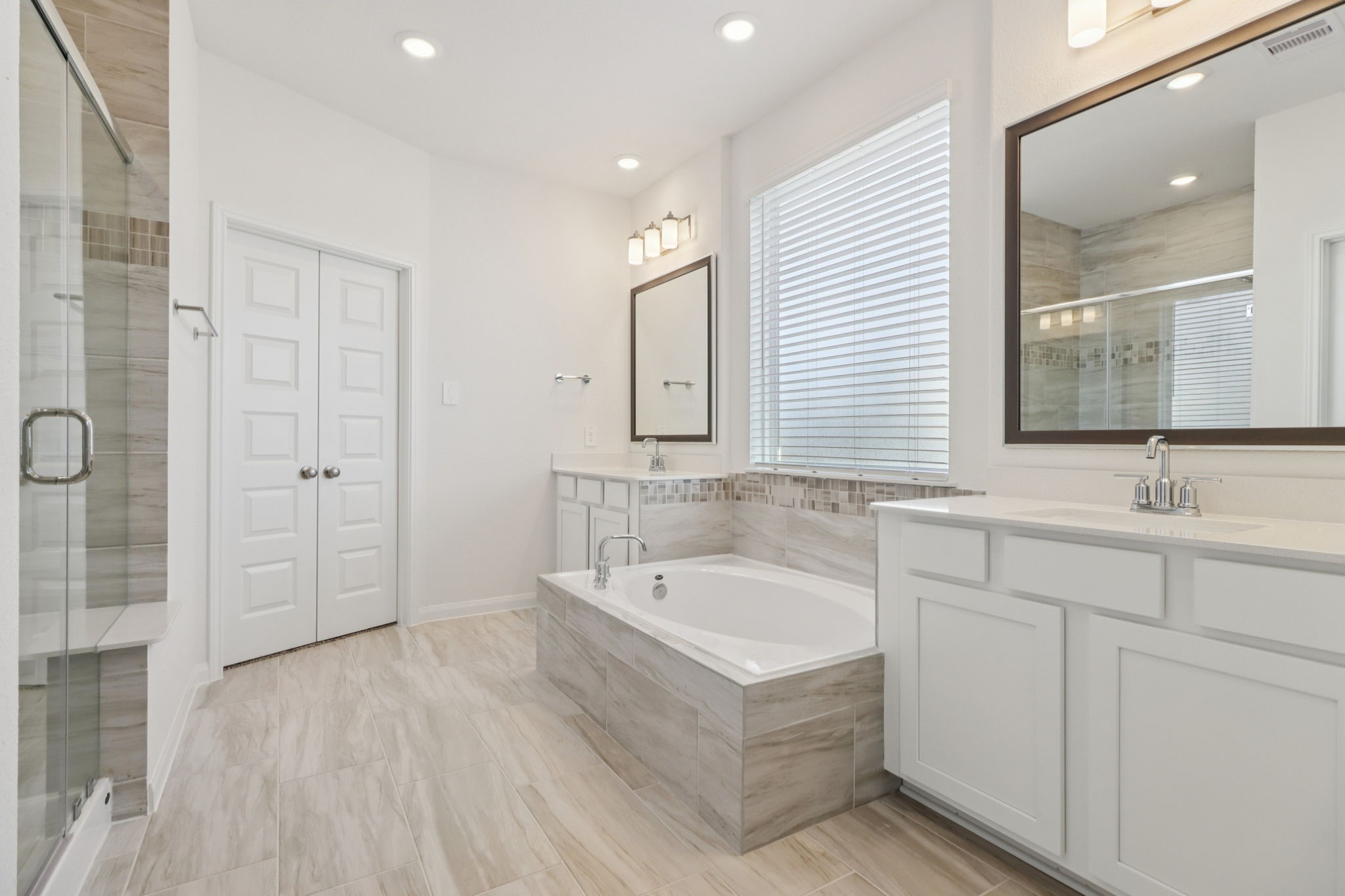 708 Topwater Trail Kemah, TX 77565 - Photo 36 of 43 a bathroom with a tub sink and mirror