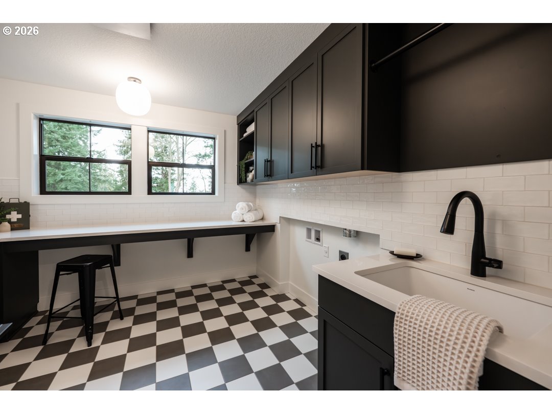 2764 Glenhaven Road Lake Oswego, OR 97034 - Photo 15 of 27 Laundry