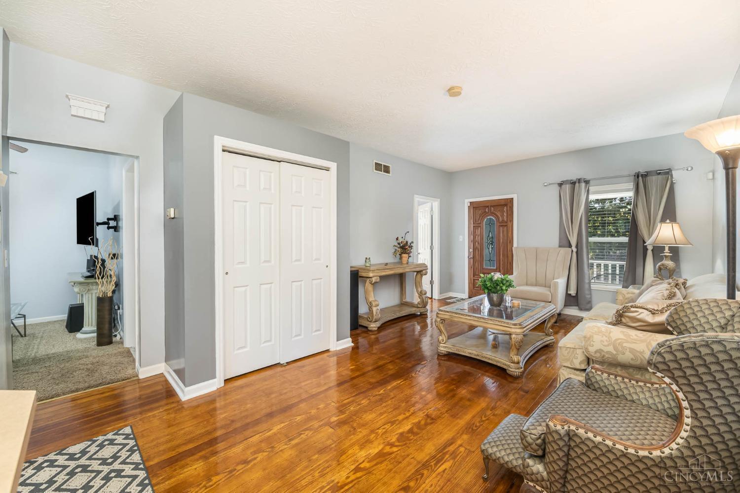 2886 Compton Road Cincinnati, OH 45251 - Photo 17 of 35