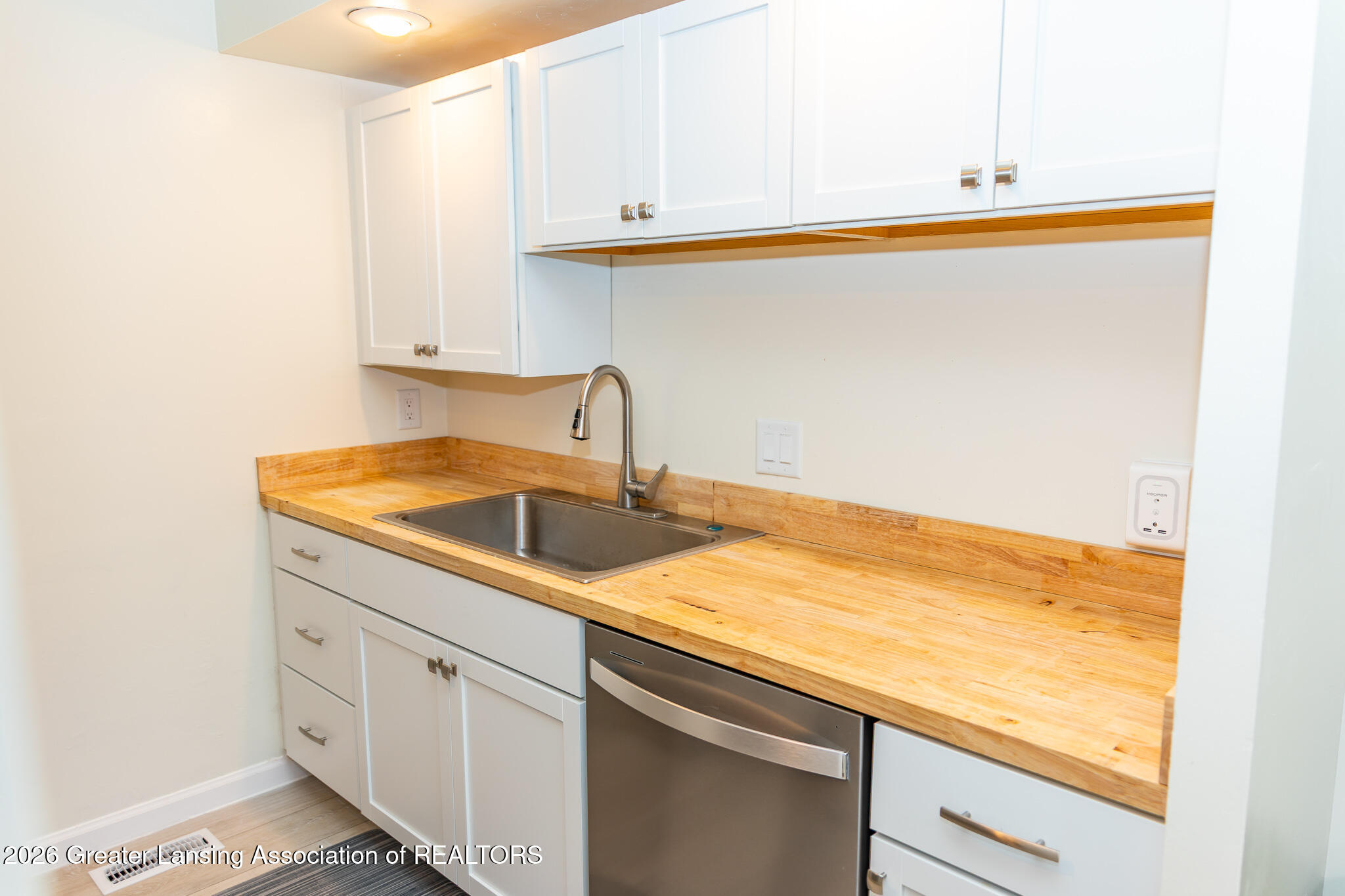 101 East Jolly Road, Unit B8 24 Lansing, MI 48910 - Photo 13 of 43 Updated kitchen