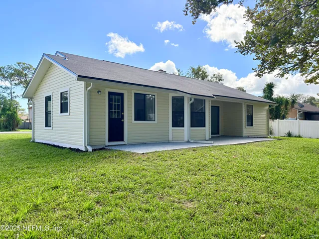 a view of a house with a yard